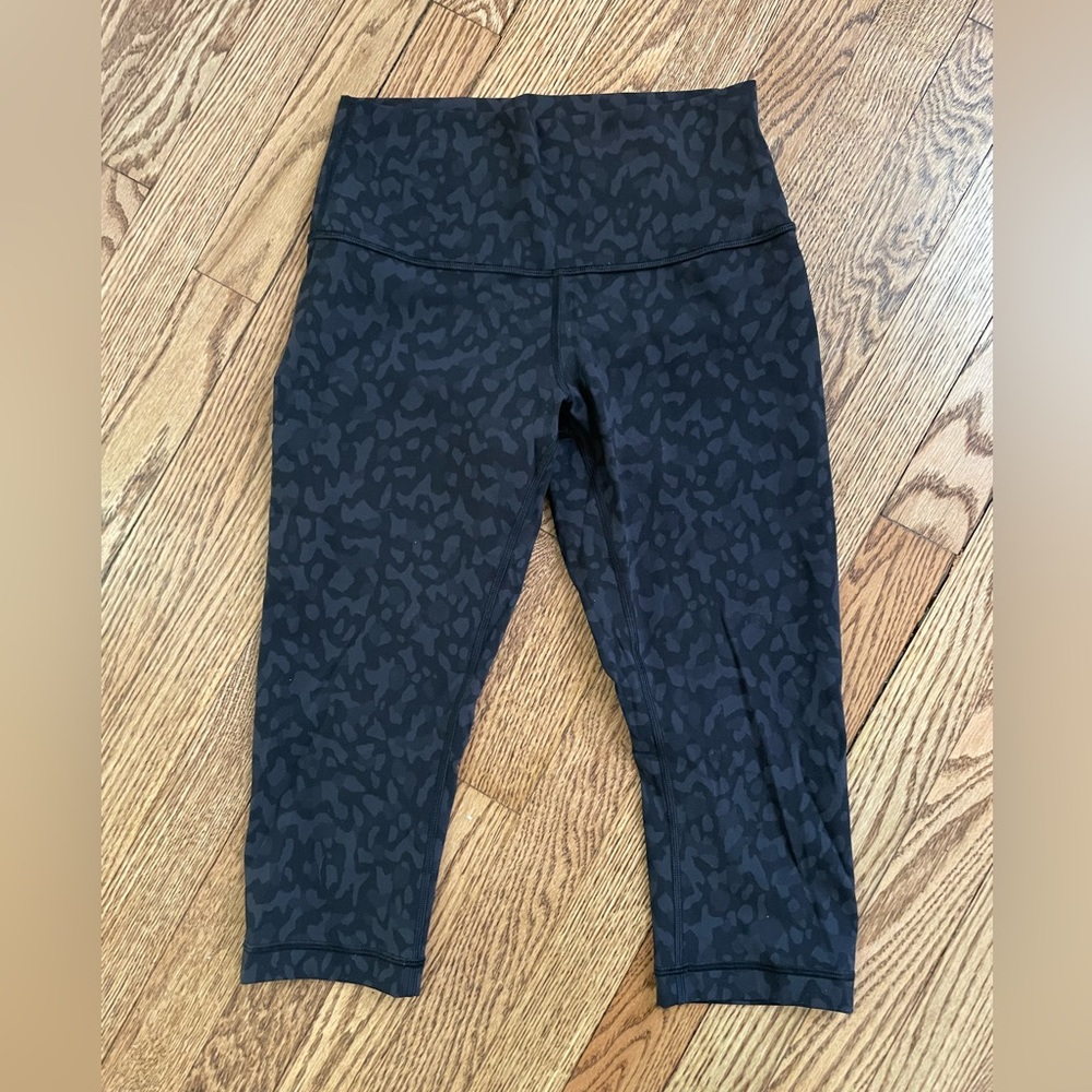 Lululemon High Waisted Wunder Under Crops - Size 6 - Coal Camo